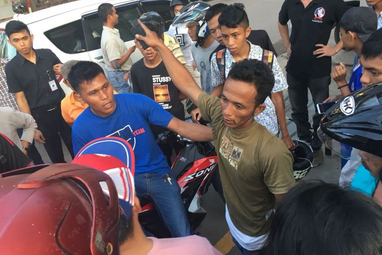 Anwar, pelaku pencurian seekor anak anjing hitam diamankan polisi saat tengah dihajar masssa.