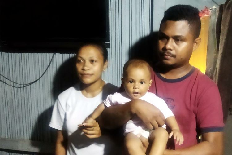 Triadi Putri Yopudara  alias Indah (29), korban selamat dari musibah terbakarnya Kapal Express Cantika 77 di Perairan Kabupaten Kupang, Nusa Tenggara Timur (NTT), bersama anak dan suaminya