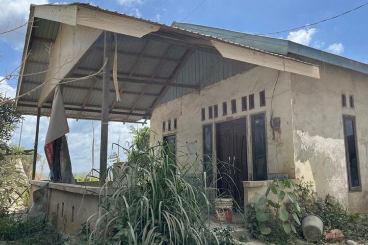 Rumah kosong yang ditinggalkan warga Desa Bumi Harapan setelah menerima uang ganti rugi pembebasan lahan dari pemerintah. Lokasi rumah ini berjarak sekitar empat kilometer dari Istana Presiden