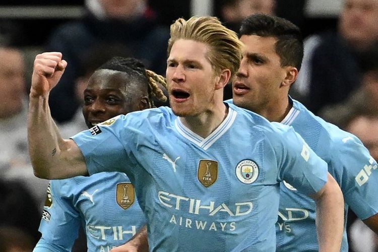 Ekspresi Kevin De Bruyne usai mencetak gol dalam laga pekan ke-21 Liga Inggris 2023-2024 antara Newcastle vs Man City di Stadion St James' Park, 13 Januari 2024. Terdekat, Man City akan melawan Everton dalam lanjutan Liga Inggris 2023-2024. Laga Man City vs Everton bergulir pada Sabtu (10/2/2024). (Photo by Oli SCARFF / AFP)