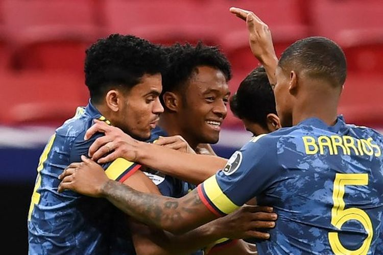 Juan Cuadrado (tengah) merayakan golnya bersama rekan satu timnya pada laga perebutan tempat ketiga Copa America 2021 yang mempertemukan Kolombia vs Peru di Estadio Nacional de Brasilia, Sabtu (9/7/2021) pagi WIB.