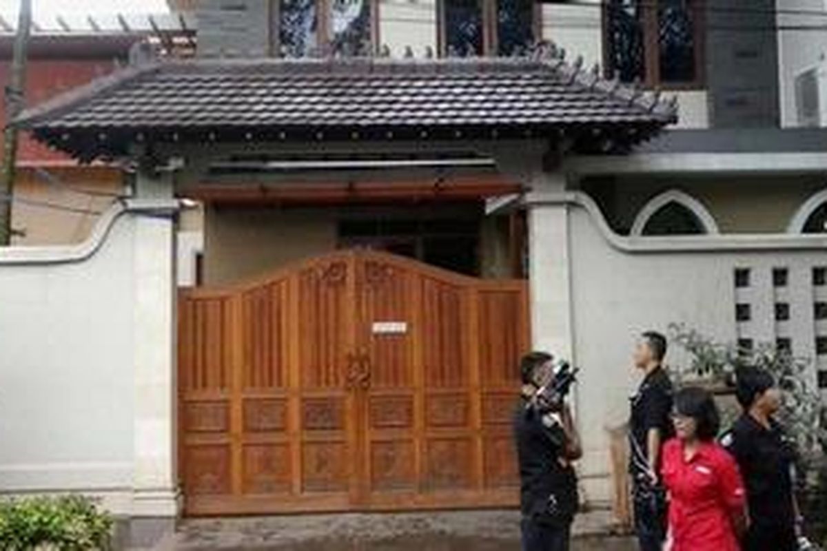 Suasana kediaman Ketua Umum Partai Demokrat Anas Urbaningrum di Jalan Teluk Semangka, Duren Sawit, Jakarta Timur, Senin (11/2/2013).