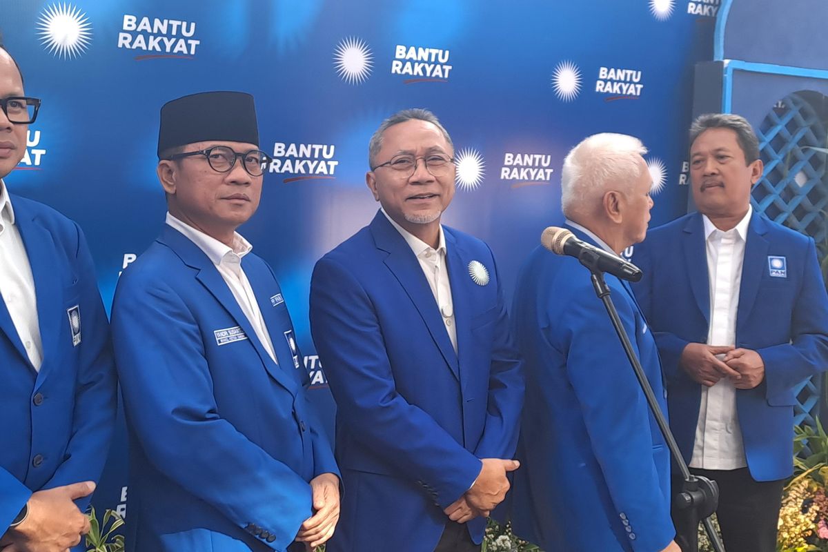 Ketum PAN Zulkifli Hasan (Zulhas) mengumumkan daftar lengkap Susunan pengurus DPP PAN 2024-2029 di Jakarta Selatan, Minggu (20/4/2025). 