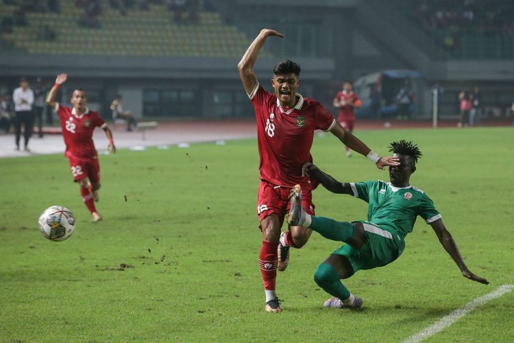 Pemain timnas Indonesia, Ramadhan Sananta berusaha menguasai bola saat bertanding melawan timnas Burundi pada pertandingan FIFA Matchday di Stadion Patriot Candrabhaga, Bekasi, Sabtu (25/3/2023). Indonesia menang 3-1 atas Burundi.