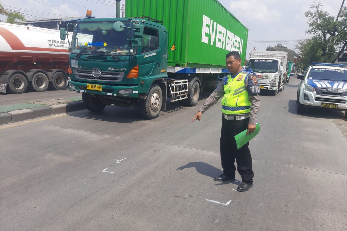 Petugas Satlantas Polres Demak melakukan olah TKP, pemotor yang meninggal usai terserempet truk tronton, Senin (4/5/2026).