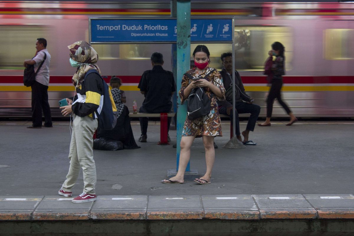 Sejumlah warga mengenakan masker untuk mengantisipasi penyebaran virus corona (COVID-19) di Stasiun Manggarai, Jakarta Selatan, Kamis (13/2/2020). Hinga kini sekitar 1.600 jiwa lebih meningal dunia akibat terjangkit virus tersebut.