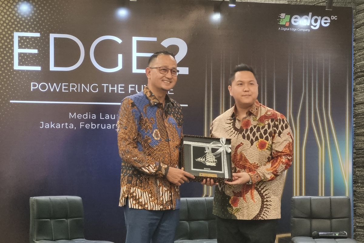 Direktur Jenderal Aplikasi dan Informatika Kementerian Kominfo, Semuel Abrijani Pangerapan (kiri) bersama CEO Edge DC, Stephanus Oscar (kanan) dalam peresmian data center EDGE2 di kawasan Jakarta Selatan, Rabu (28/2/2024). EDGE2 adalah data center kedua yang lokasinya sekitar 3 km dari data center EDGE pertama. 