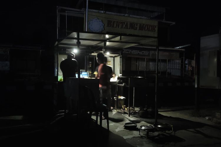 Suasana mati lampu PLN di areal perkotaan di Nunukan, Kaltara, Jumat (18/10/2024).