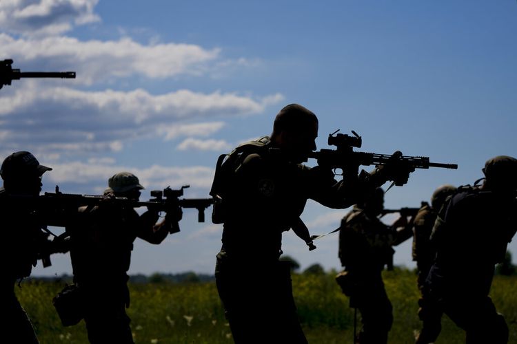 Anggota milisi sipil memegang senapan selama pelatihan di lapangan tembak di pinggiran Kyiv, Ukraina, Selasa, 7 Juni 2022.