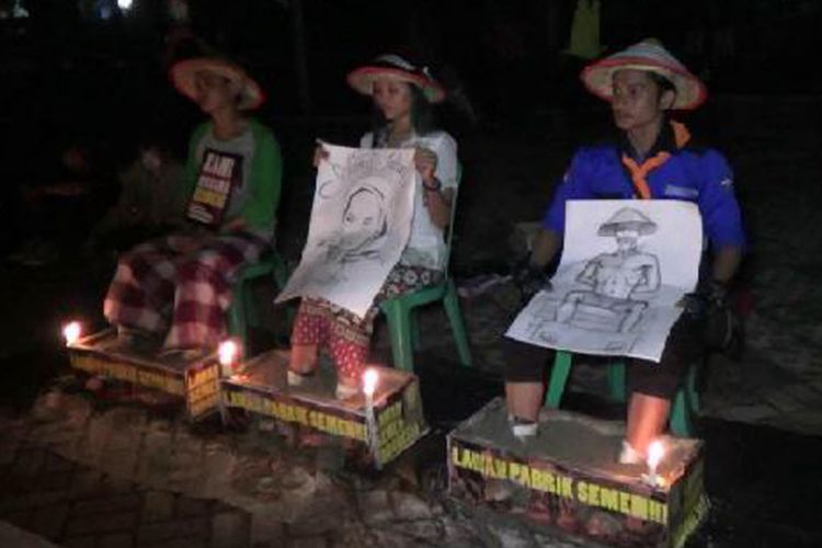 Tiga aktivis lingkungan menggelar aksi cor kaki di Lapangan Merdeka, Pangkal Pinang, Kepulauan Bangka Belitung.