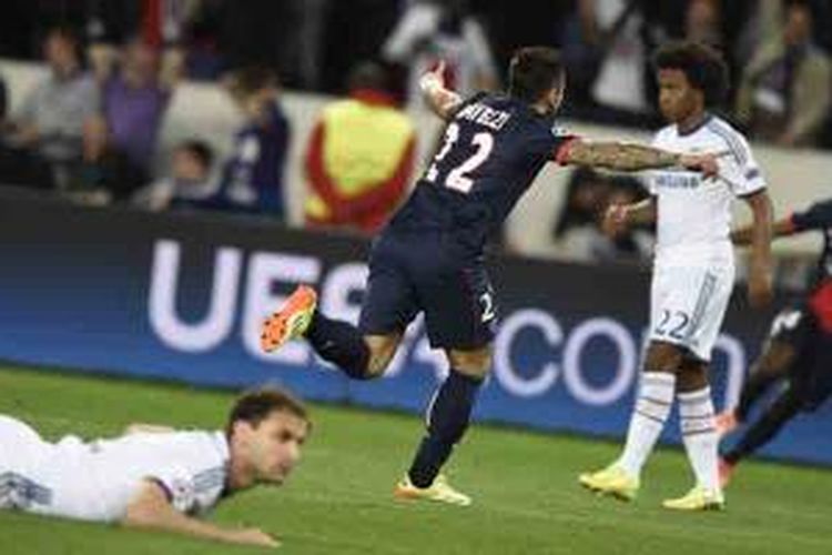 Striker Paris Saint-Germain, Ezequiel Lavezzi (tengah), melakukan selebrasi usai mencetak gol ke gawang Chelsea pada leg pertama babak perempat final Liga Champions di Parc-des-Princes, Rabu (2/4/2014).