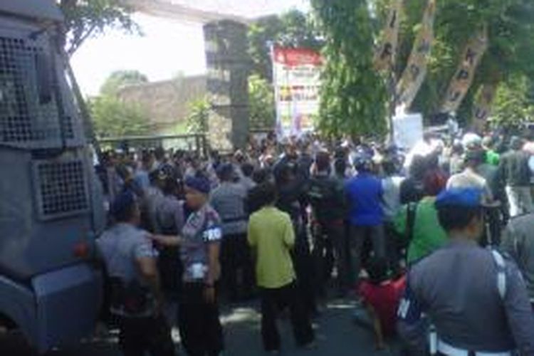 Massa yang mengatasnamakan Forum Peduli Konstitusi berunjuk rasa di kantor KPU Kota Kediri, Jawa Timur, Rabu (5/9/2013), untuk meminta Pemilihan Wali Kota Kediri yang belangsung pada 29 Agustus 2013 diulang.