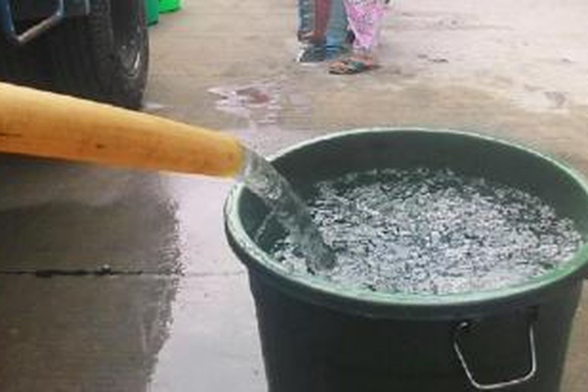 Warga antre air bersih dari PDAM di Pondok Bahar, Kota Tangerang, Kamis (30/7). Beberapa hari terakhir warga mengalami kesulitan air. Kekeringan juga melanda wilayah Jakarta Timur dan Bekasi. 