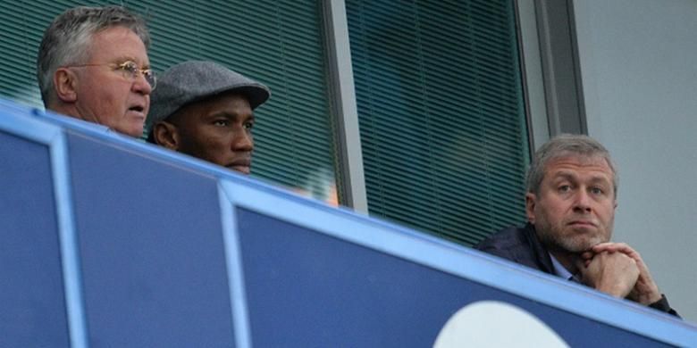 Guus Hiddink, Didier Drogba, dan Roman Abramovich menyaksikan laga Chelsea vs Sunderland di Stamford Bridge, Sabtu (19/12/2015). 