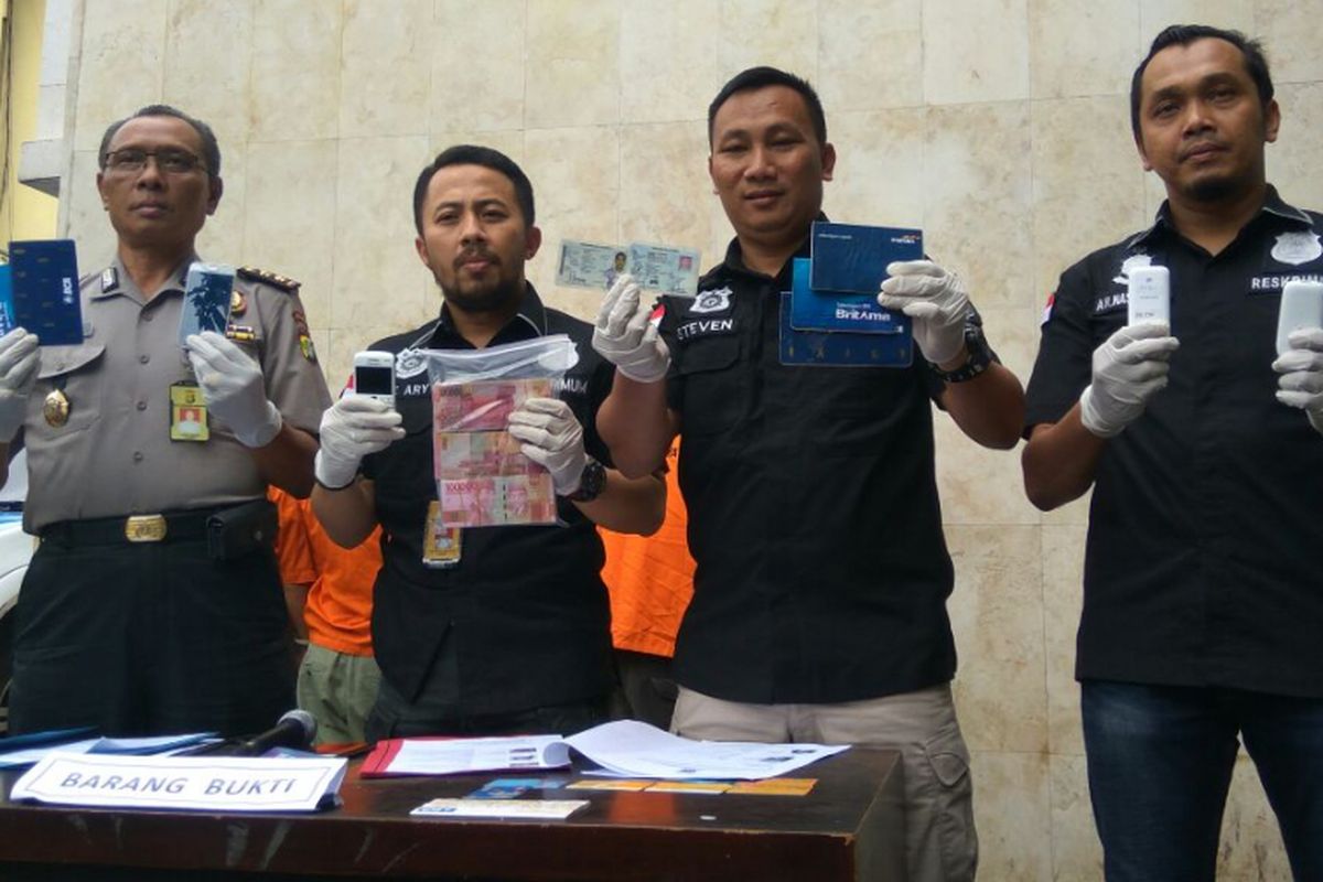 Aparat Polda Metro Jaya, Kamis (25/1/2018), menunjukan barang bukti tindak pidana penipuan oleh sebuah komplotan yang mengaku sebagai pejabat Polda Papua.