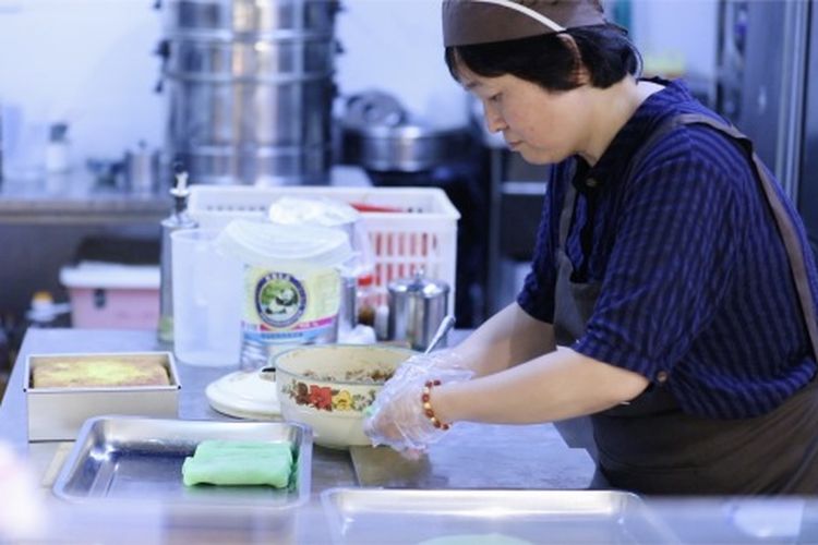 Chen Meifang, menantu Cai Jinji, membuat kue-kue khas Indonesia di restoran.