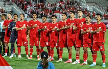Kesebelas pemain Indonesia berdiri menyanyikan lagu kebangsaannya sebelum dimulainya pertandingan perebutan tempat ketiga Piala Asia U23 AFC Qatar 2024 antara Irak dan Indonesia di Stadion Abdullah Bin Khalifa di Doha pada 2 Mei 2024. (Foto oleh KARIM JAAFAR / AFP)