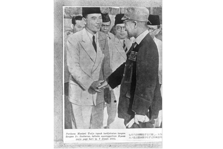 Soekarno bersalaman dengan Perdana Menteri Jepang Hideki Tojo, 8 Juli 1943