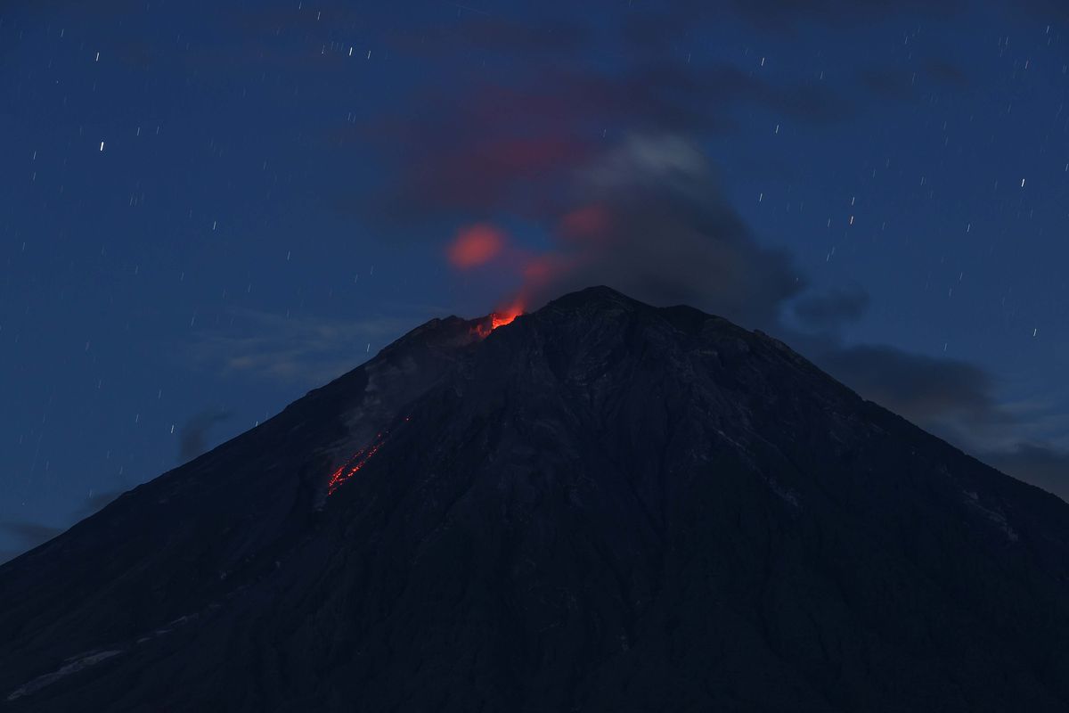 Gunung Semeru mengeluarkan lava pijar terlihat dari Desa Sumber Mujur, Candipuro, Lumajang, Jawa Timur, Sabtu (11/12/2021). Hasil pengamatan Pusat Vulkanologi dan Mitigasi Bencana Geologi (PVMBG) laporan per 6 jam tanggal 10 desember pukul 12.00 - 18.00 Wib terjadi 2 kali gempa hembusan dengan amplitudo 2 mm yang berdurasi 30-35 detik.
