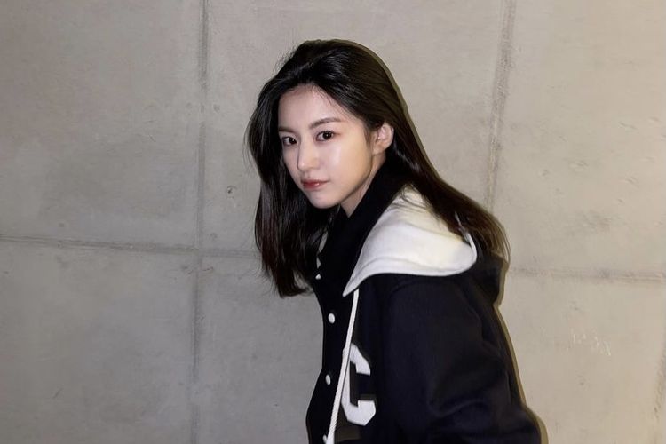 Aktris Korea Selatan Go Yoon Jung berpose dalam foto yang dibagikannya di Instagram