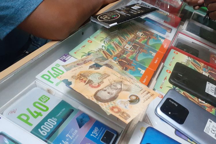 Uang kina dalam denominasi 50 kina dibayarkan oleh warga Papua Nugini yang sedang berbelanja di Pasar Pos Lintas Batas Negara (PLBN) Skouw di Kampung Mosso, Distrik Muara Tami, Kota Jayapura, Selasa (15/8/2023).