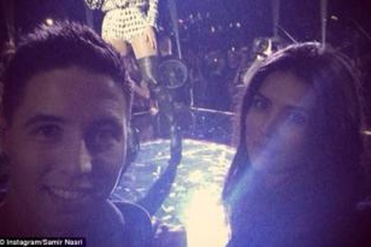 Gelandang Manchester City, Samir Nasri bersama sang kekasih, Anara Atanes. 