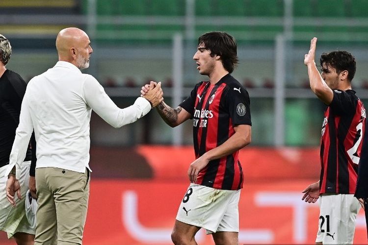 Pelatih AC Milan, Stefano Pioli, menjabat tangan Sandro Tonali setelah laga kontra Bologna pada Selasa (22/9/2020) dini hari WIB.