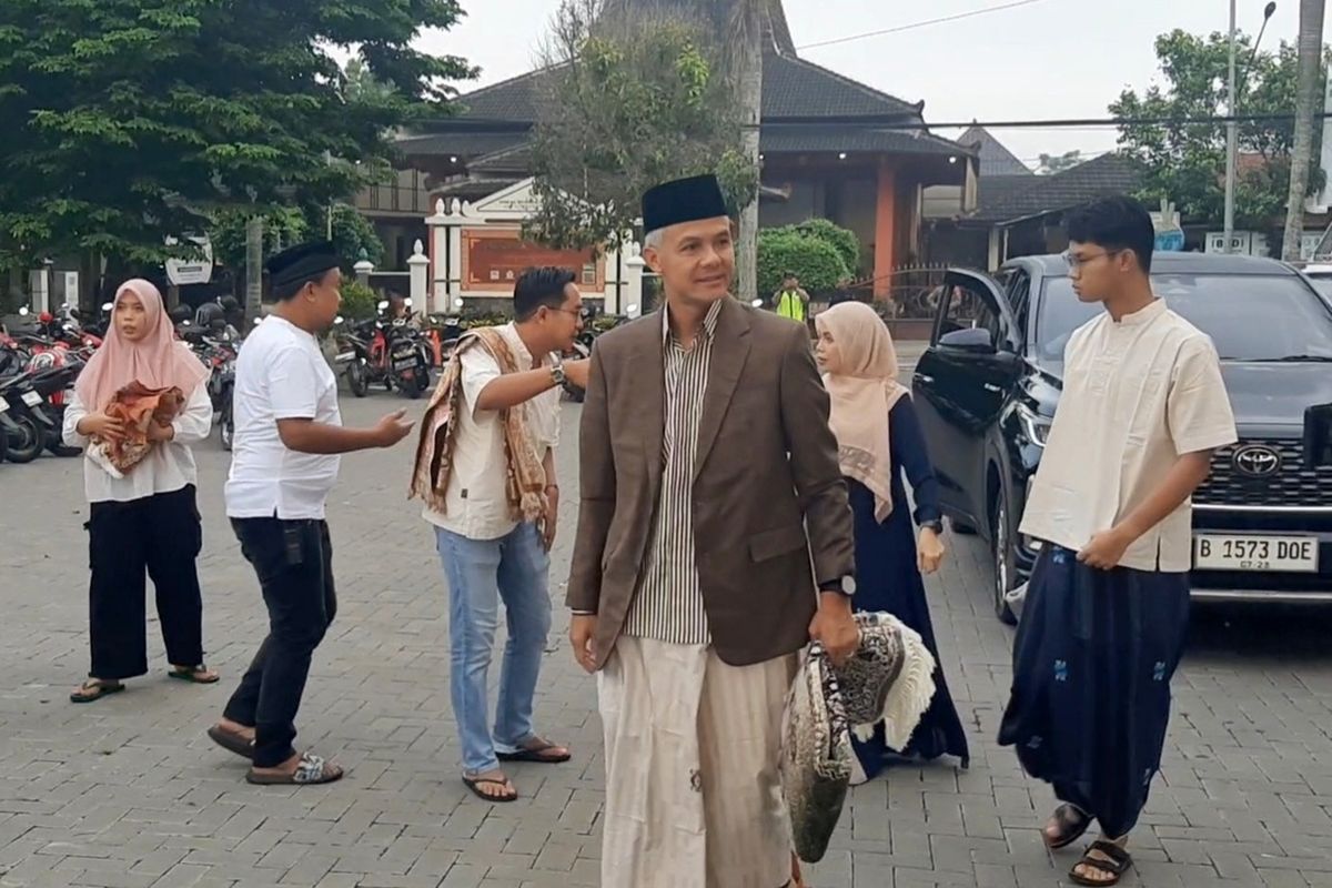Ganjar Pranowo dan keluarga saat tiba di Lapangan Kalurahan Wedomartani, Kapanewon Ngemplak, Kabupaten Sleman untuk melaksanakan Salat Idul Fitri 2024.
