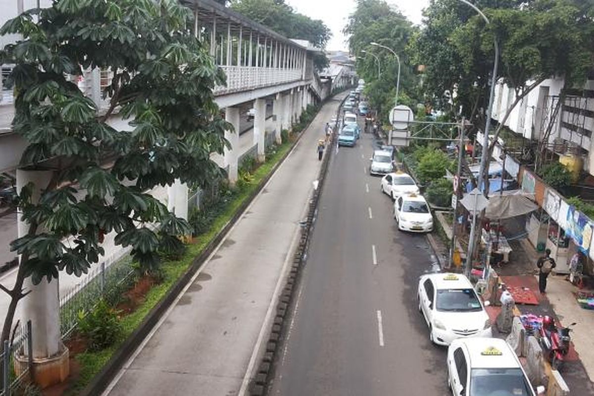 Kondisi busway koridor 11 pada Kamis (16/2/2017) pagi. Banjir yang terjadi di kawasan Kampung Pulo, Kampung Melayu, Jakarta Timur, berimbas terhadap terganggunya layanan bus transjakarta koridor 11. Gangguan yang terjadi adalah lamanya waktu tunggu kedatangan bus di halte.