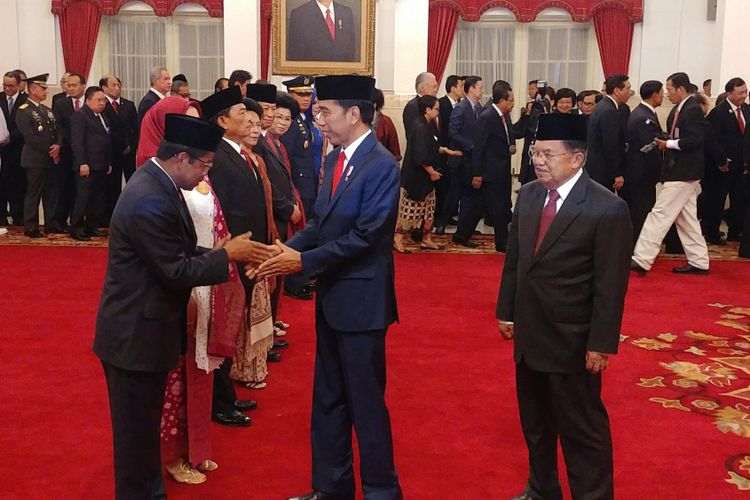 Presiden Joko Widodo dan Wapres Jusuf Kalla saat melantik menteri dan pejabat hasil reshuffle di Istana Negara, Jakarta, Rabu (17/1/2018)