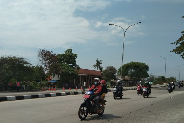 Arus lalu lintas di Lamaran, Jalan Lingkar Luar Karawang, Minggu (8/5/2022).