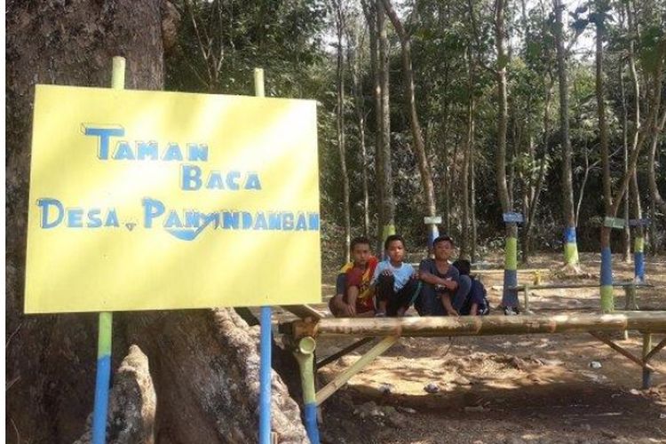 Anak-anak bermain di Taman Baca di balan obyek wisata Lembu, Desa Panyindangan, Kampung Panunggal, RT 6/3, Kecamatan Sukatani, Kabupaten Purwakarta, Kamis (8/8/2019). 