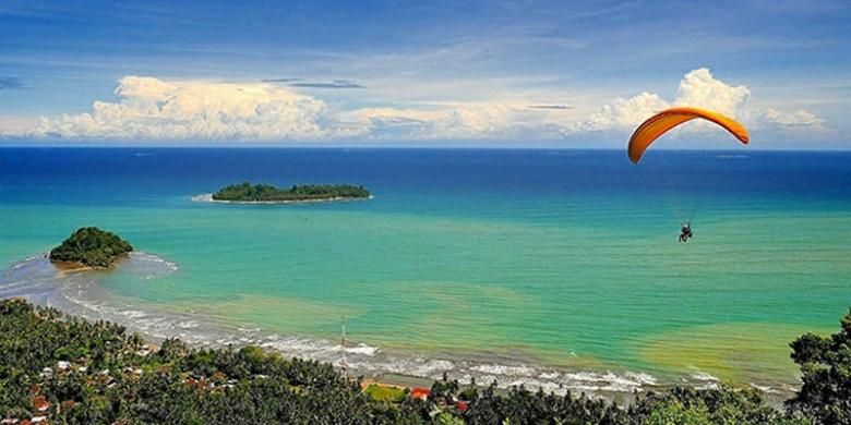 Pantai Air Manis di Padang, Sumatera Barat.