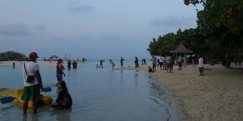 Pantai Perawan di Pulau Pari, Kepulauan Seribu, Sabtu (12/8/2017). 