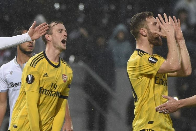 Shkodran Mustafi tampak kecewa seusai gagal menyelesaikan peluang dalam pertandingan Vitoria Guimaraes vs Arsenal dalam lanjutan Liga Europa di  Stadion D. Afonso Henriques, 6 November 2019. 