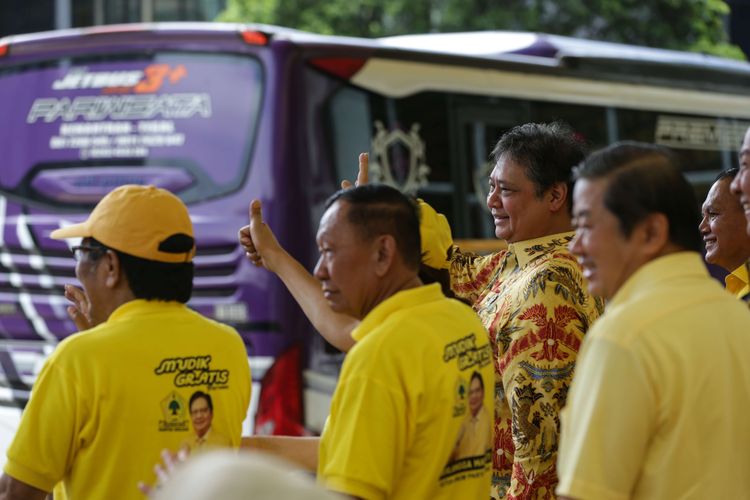 Ketua Umum Partai Golkar Airlangga Hartarto melepas keberangkatan peserta Mudik Gratis Bareng Golkar di Kantor DPP Partai Golkar, Jakarta, Rabu (12/4/2023). Mudik gratis ini diikuti lebih dari 400 peserta dengan menggunakan 10 bus menuju sejumlah kota tujuan.