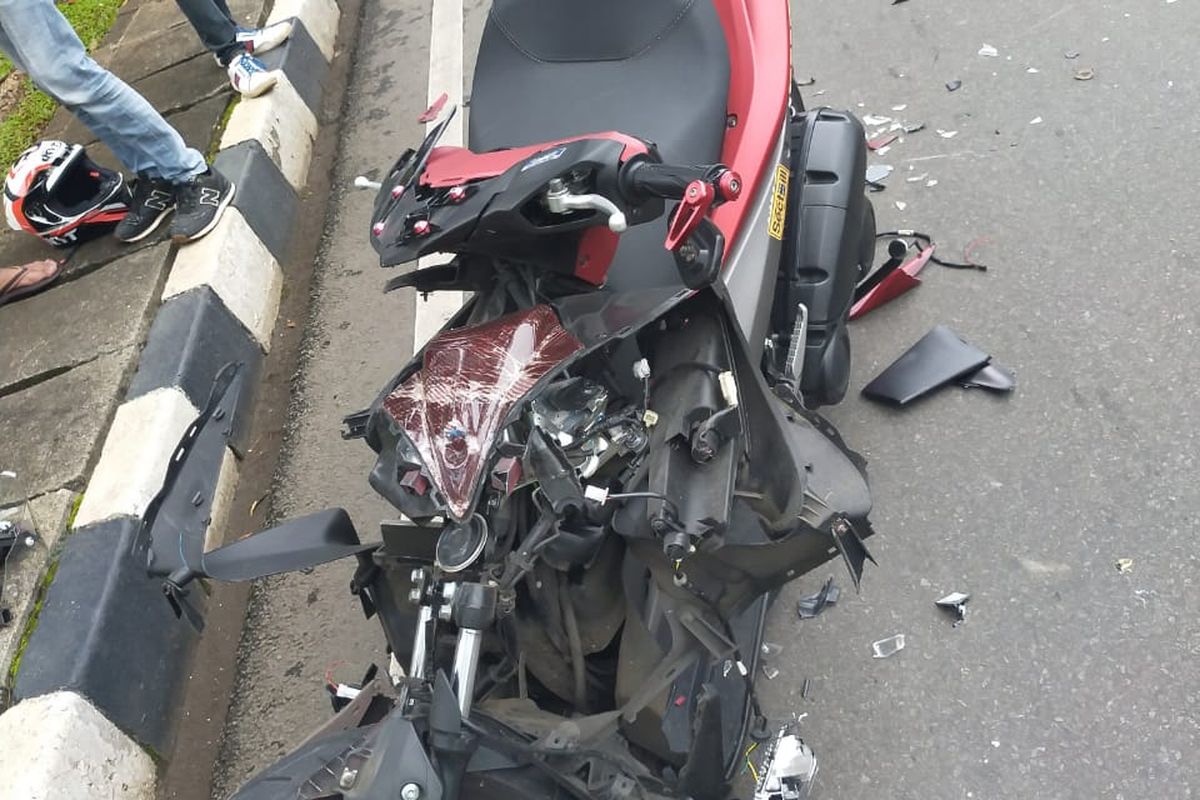Kerusakan yang dialami motor milik AH, seorang pengendara yang terlibat dalam kecelakaan lalu lintas di Jalan Medan Merdeka Selatan, Jakarta Pusat, Minggu (14/2/2021) pagi.