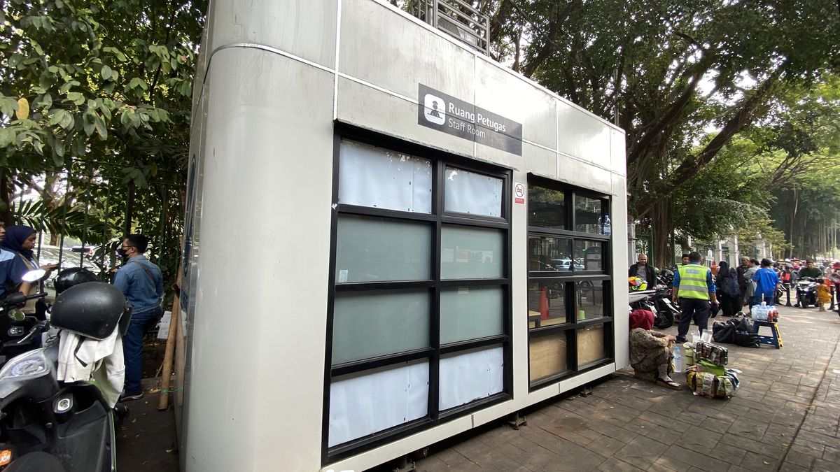 Urine Odor, Narrow Gap, and 100-Meter Distance to Toilet Behind IRTI Monas Bus Stop