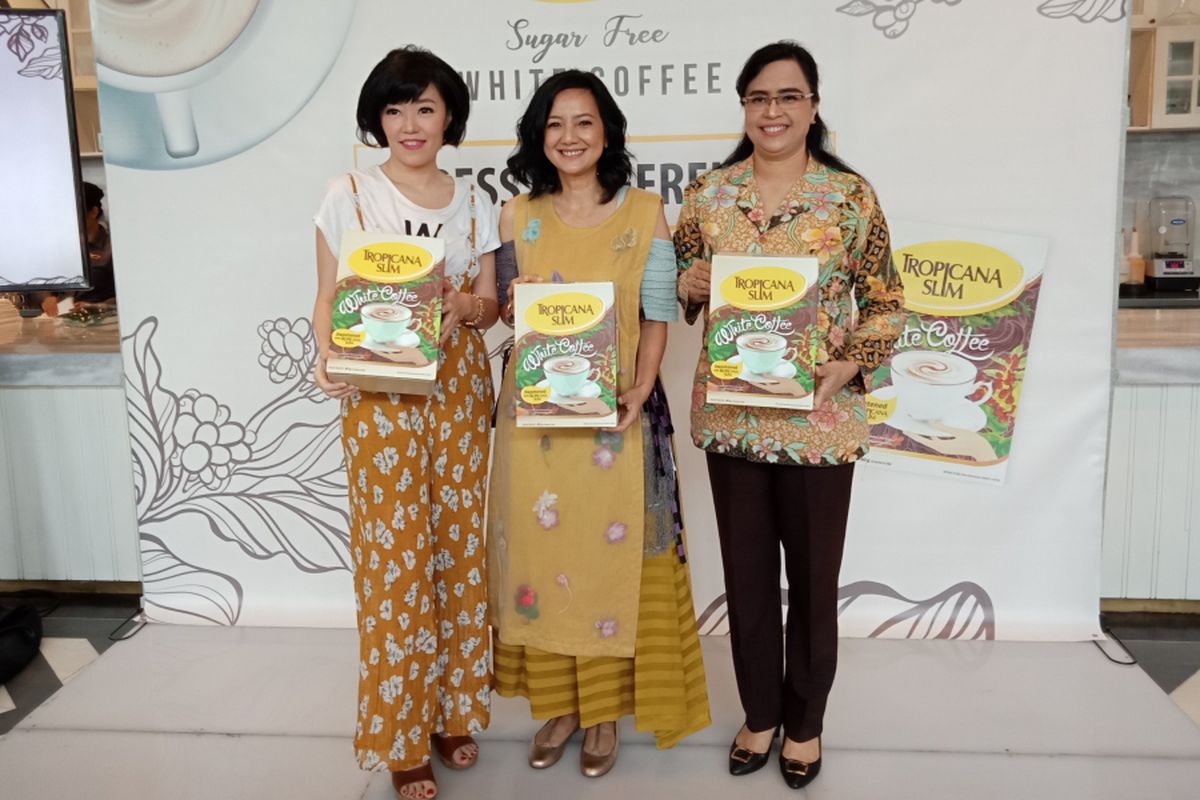 Brand Manager Tropicana Slim Noviana Halim, Artis Peran Cut Mini dan Dokter Spesialis Penyakit Dalam dari Siloam Hospital, Mulyani Anny Suryani Gultom SsPD (paling kiri ke kanan) seusai konferensi pers Tropicana Slim White Coffee di Wyls Kitchen, Jakarta Selatan, Kamis (22/2/2018).