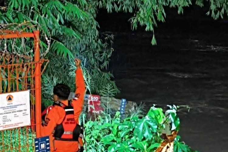 Sirine Berbunyi! Permukaan Kali Bekasi Naik, Air Kiriman dari Bogor Datang