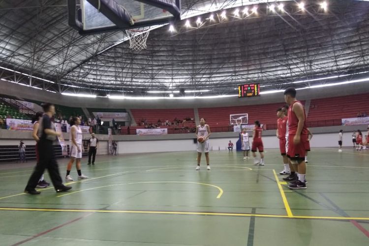 Pemain basket putri Indonesia, Adelaide Callista Wongsohardjo, sedang bersiap melakukan free throw pada ajang Asian School Basket Ball Championship ke -8 melawan Hong Kong di GOR Amongraga, Yogyakarta, Selasa (11/9/2018).