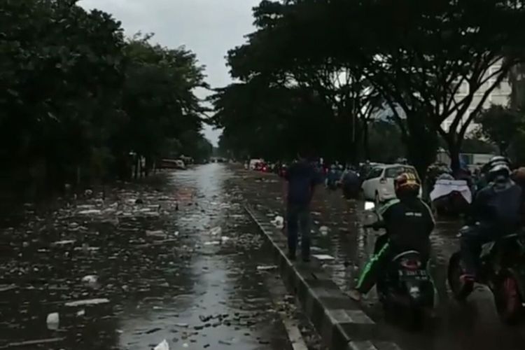 Banjir yang merendam Gedebage membuat Jalan Soekarno-Hatta macet. 