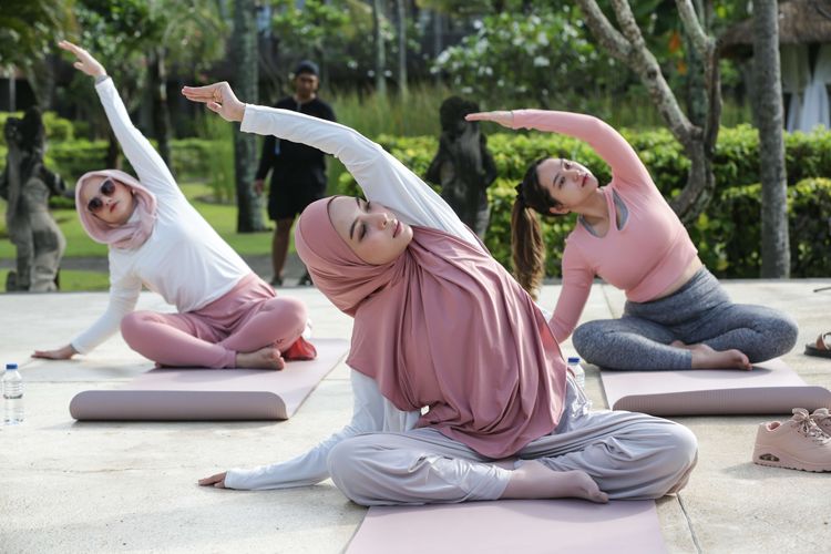 Sesi yoga saat peluncuran produk sabun Garden of Na'eem di Bali, Jumat (24/11/2022). Sabun Garden of Na'eem menawarkan sensasi mandi yang mainful dan menenangkan saat peluncuran produknya.