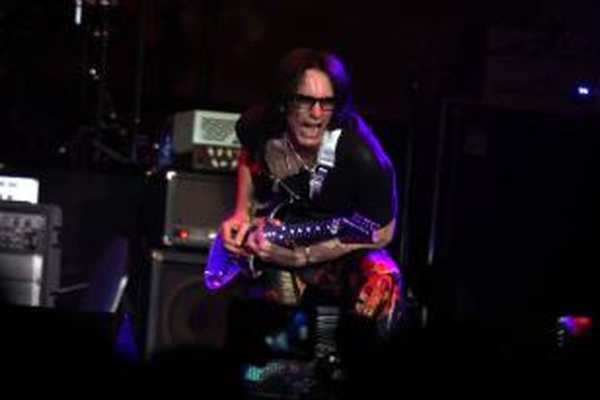 Steve Vai, gitaris rock dunia dari AS, beraksi dalam konsernya di Tennis Indor Senayan, Jakarta Pusat, Senin (22/7/2013) malam.