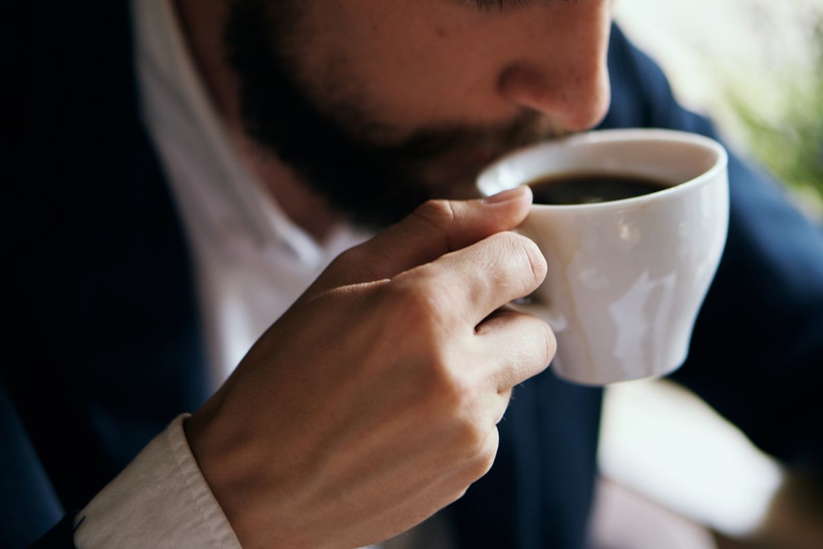 Ilustrasi minum kopi. Jika Anda ingin terus-menerus mengonsumsi kopi, teh, soda, atau makanan mengandung cokelat, bisa jadi Anda sudah kecanduan kafein.