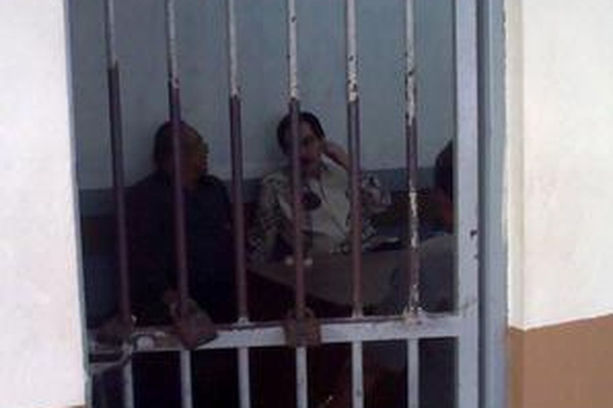 Antasari Azhar, terdakwa dalam kasus pembunuhan Direktur PT Putra Rajawali Banjaran sedang menanti sidang di Ruang Tahanan Wanita PN Jaksel. Tampak ia sedang berbincang dengan kuasa hukumnya, Selasa (3/11).