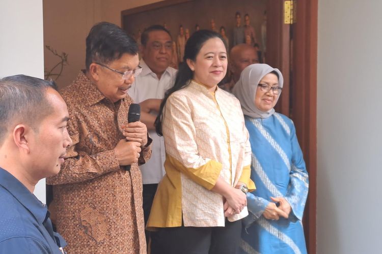 Ketua DPP PDI-P Puan Maharani (berbatik kuning) saat berkunjung ke rumah Jusuf Kalla (JK) di Jalan Brawijaya, Jakarta Selatan, Rabu (4/10/2023). 