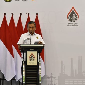 Menteri Energi dan Sumber Daya Mineral (ESDM) Arifin Tasrif dalam acara seremonial tajak sumur infill dan clastic di Lapangan Banyu Urip pada Blok Cepu, Bojonegoro, Jawa Timur, Jumat (1/3/2024). 