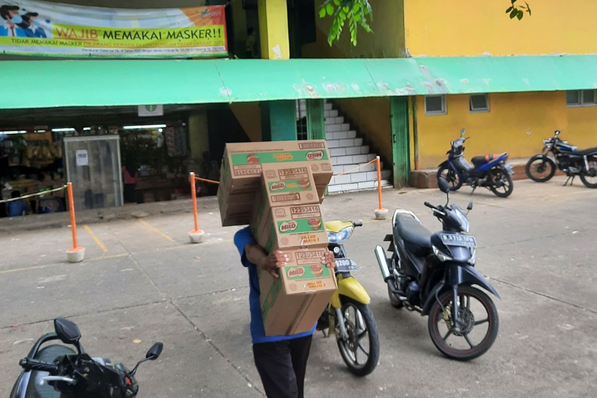 Kuli panggul di Pasar Induk Kramatjati, Jakarta Timur.