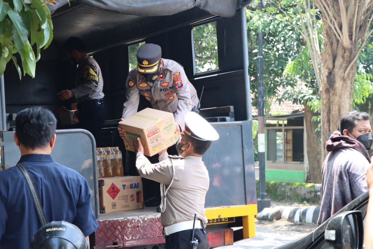Polres Kediri Kota,Jawa Timur, saat menggunakan kendaraan operasionalnya untuk percepatan pendistribusian minyak goreng, Kamis (17/3/2022). 
